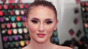 ce culori folosesti pentru ochii caprui