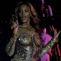 Beyonce, cu sânii la vedere - FOTO