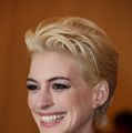Anne Hathaway s-a făcut blondă - FOTO