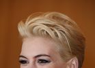 Anne Hathaway s-a făcut blondă