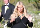 Lady in black: Jessica Simpson, domnișoară de onoare în rochie neagră