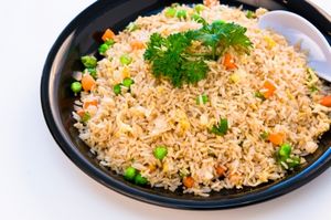 Salata cu orez, mazare, porumb si ciuperci