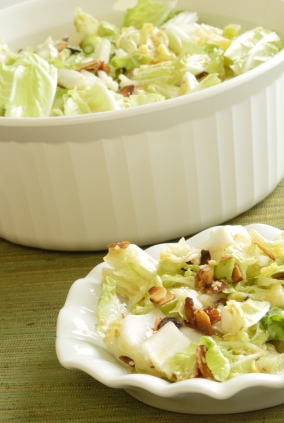 Salata de varza alba cu fistic si castraveti