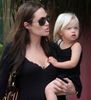 In familia Jolie-Pitt sunt la moda hainele second hand