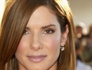 Sandra Bullock, cea mai influentă actriţă, la plimbare cu copilul