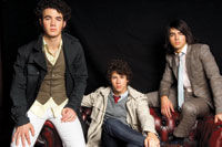 Jonas Brothers isi lanseaza prima carte