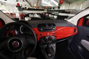 Vedetele romanesti se intrec in personalizarea lui Fiat 500