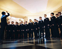 Membrii Vienna Boys Choir, acompaniati de Imparateasa Japoniei