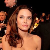 Angelina Jolie este "curtata" de fostul sot