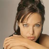 Angelina Jolie se muta