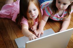 Site-urile sociale afecteaza creierul copiilor