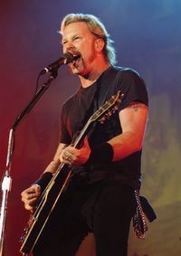 Solistul trupei Metallica, externat din spital