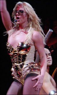 Britney Spears, in fundul gol pe scena