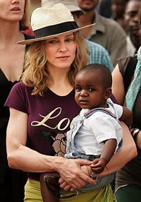 Madonna vrea sa adopte un alt copil din Malawi