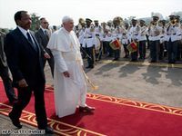 Papa "interzice" prezervativele in Africa