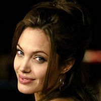 Angelina Jolie, votata cea mai apetisanta mamica dintr-un film