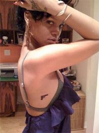 Rihanna are un nou tatuaj