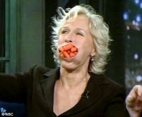 Glenn Close si-a indesat 15 morcovi in gura intr-un show TV