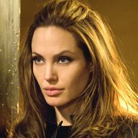 Angelina Jolie joaca intr-un film inspirat de romanele Patriciei Cornwell