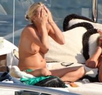 Kate Moss, topless pe iaht-ul amicului miliardar
