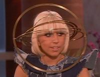 Lady Gaga a purtat o "orbita" pe cap