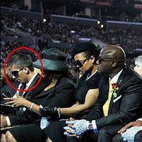 Presupusul fiu al lui Michael Jackson a stat in primul rand la funeraliile starului
