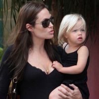 In familia Jolie-Pitt sunt la moda hainele second hand