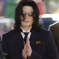 Michael Jackson a murit cu o papusa in brate