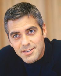 George Clooney si-a rupt mana intr-un accident stupid