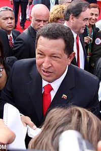 Hugo Chavez, pe covorul rosu alaturi de Oliver Stone