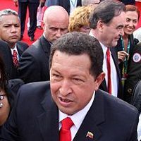 Hugo Chavez, pe covorul rosu alaturi de Oliver Stone