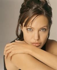 Angelina Jolie vine in Romania
