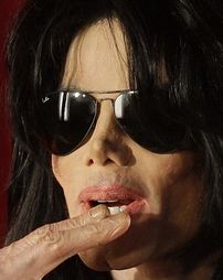 Cizmele lui Michael Jackson, vandute cu 10.000 de euro