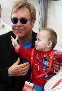 Elton John nu-l va putea adopta pe Lev, copilul din Ucraina