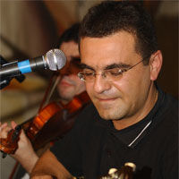 Mihai Margineanu lanseaza albumul "Pe sub norii de hartie"