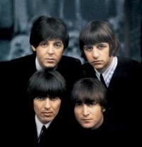 Albumele Beatles lansate pe un stick in forma de mar