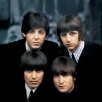 Albumele Beatles lansate pe un stick in forma de mar