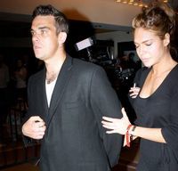 Robbie Williams si-a cerut iubita de sotie in direct, la radio