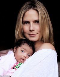 Primele poze cu fetita lui Heidi Klum si a lui Seal
