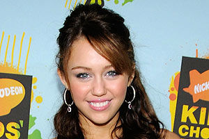 Miley Cyrus isi invata sora dansuri "murdare"