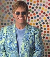 Elton John revine in Romania