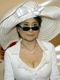 Yoko Ono isi scrie memoriile