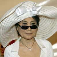Yoko Ono isi scrie memoriile