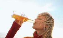 Barbatii prefera femeile care beau bere la prima intalnire