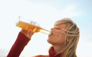 Barbatii prefera femeile care beau bere la prima intalnire