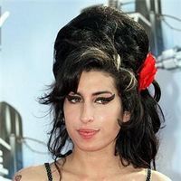 Amy Winehouse si-a cerut scuze pentru ca l-a lovit pe managerul unui teatru