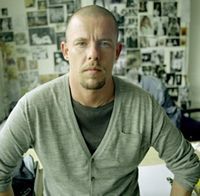 Creatorul de moda Alexander McQueen s-a sinucis