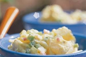 Salata calda de cartofi cu hrean si migdale