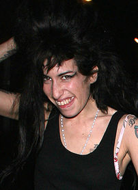 Amy Winehouse a cazut pe... silicoane