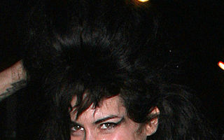 Amy Winehouse a cazut pe... silicoane